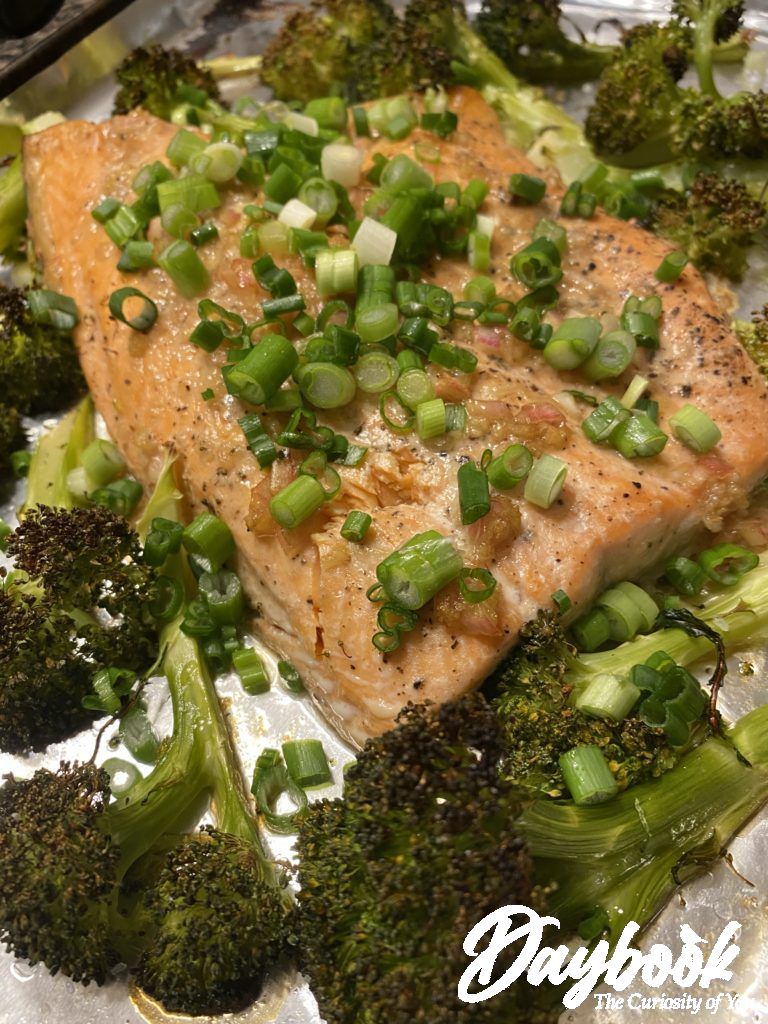 Pans-seared salmon with vermouth and a vegetables